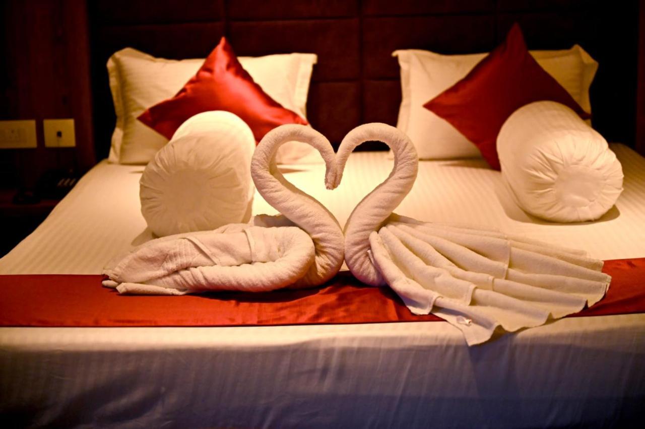 Blue Waves Hotel Tajpur Exterior photo