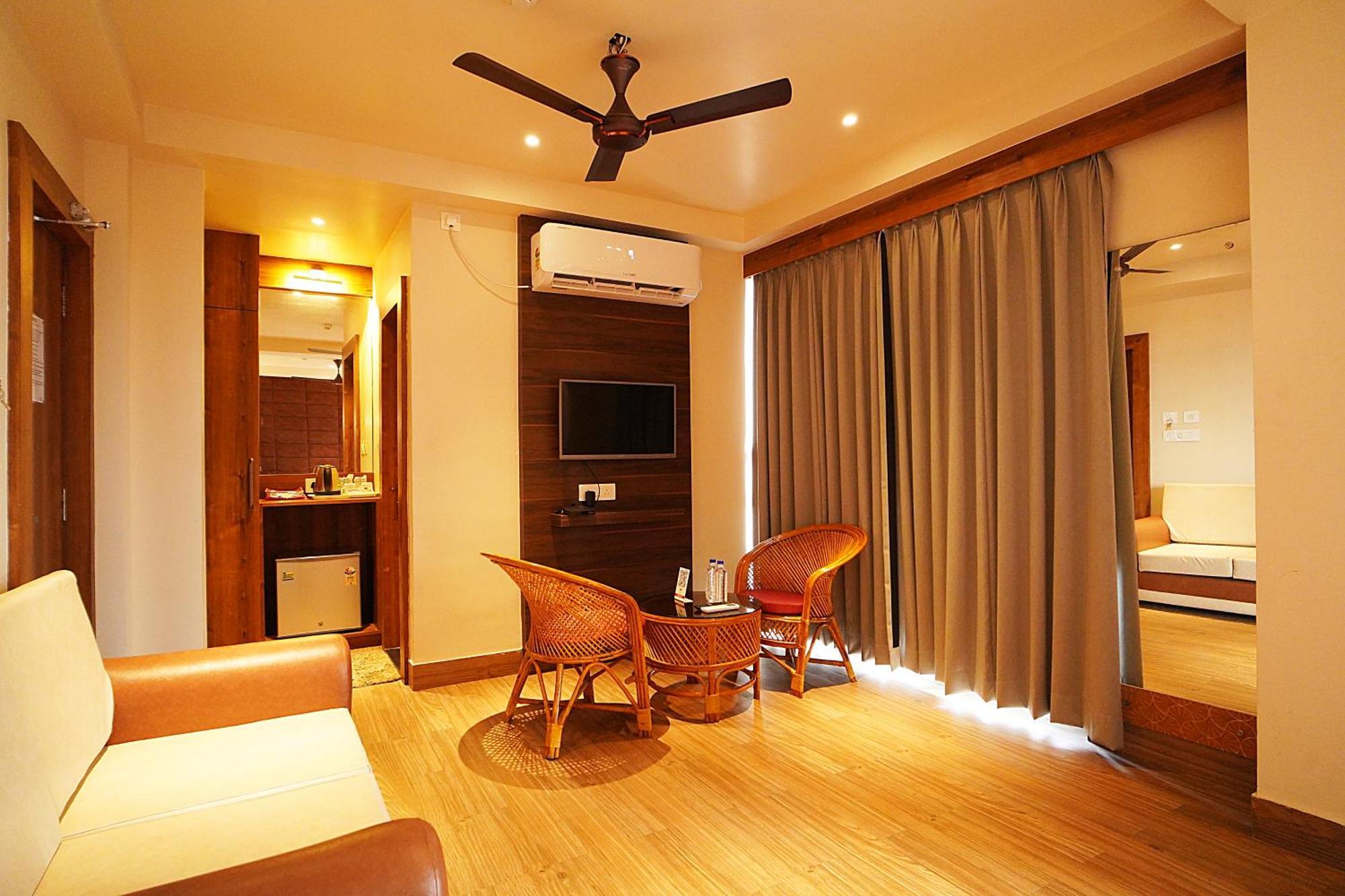 Blue Waves Hotel Tajpur Exterior photo