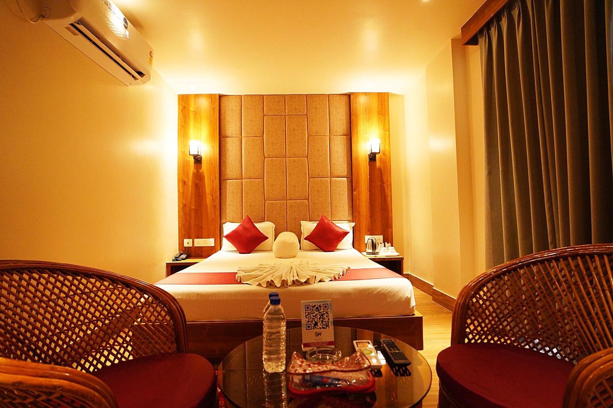 Blue Waves Hotel Tajpur Exterior photo