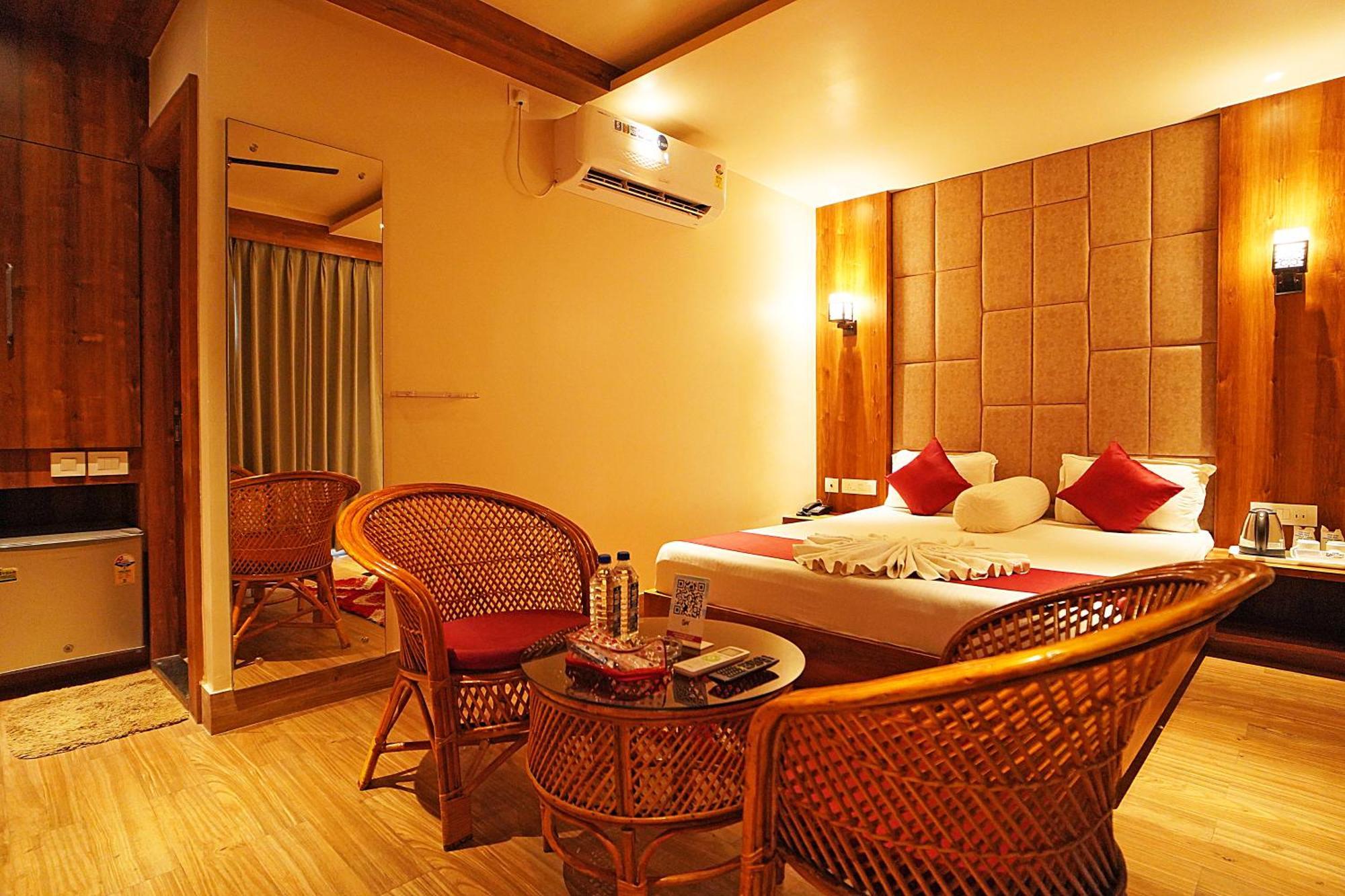 Blue Waves Hotel Tajpur Exterior photo